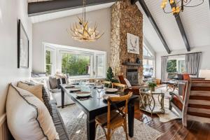 Un lugar para sentarse en Matterhorn Haven LUXE Vail Retreat w Hot Tub