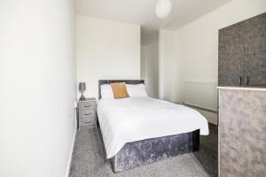 Postel nebo postele na pokoji v ubytování OYO A Better Night Hotel Limited