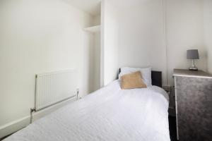 Postel nebo postele na pokoji v ubytování OYO A Better Night Hotel Limited