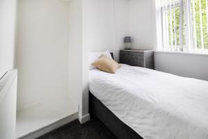 Postel nebo postele na pokoji v ubytování OYO A Better Night Hotel Limited
