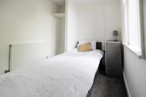 Postel nebo postele na pokoji v ubytování OYO A Better Night Hotel Limited
