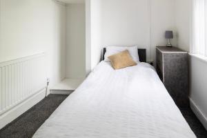 Postel nebo postele na pokoji v ubytování OYO A Better Night Hotel Limited