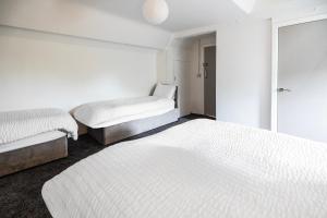 Postel nebo postele na pokoji v ubytování OYO A Better Night Hotel Limited