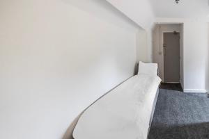 Postel nebo postele na pokoji v ubytování OYO A Better Night Hotel Limited