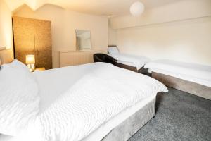 Postel nebo postele na pokoji v ubytování OYO A Better Night Hotel Limited