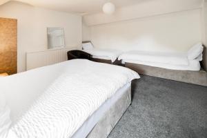Postel nebo postele na pokoji v ubytování OYO A Better Night Hotel Limited