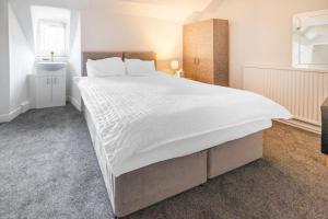 Postel nebo postele na pokoji v ubytování OYO A Better Night Hotel Limited