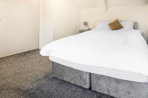 Postel nebo postele na pokoji v ubytování OYO A Better Night Hotel Limited