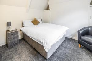 Postel nebo postele na pokoji v ubytování OYO A Better Night Hotel Limited