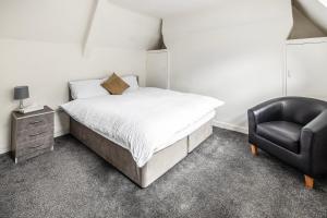 Postel nebo postele na pokoji v ubytování OYO A Better Night Hotel Limited