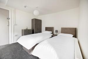 Postel nebo postele na pokoji v ubytování OYO A Better Night Hotel Limited