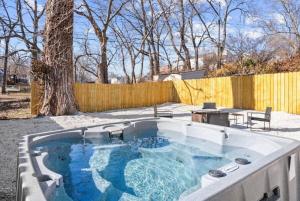Piscina de la sau aproape de 564) Massive 5 bedroom with hot tub Close to Plaza