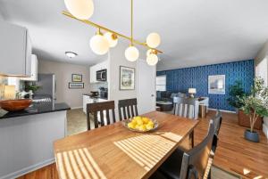 O zonă de relaxare la 564) Massive 5 bedroom with hot tub Close to Plaza