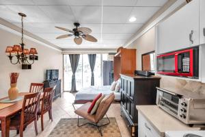 Η κουζίνα ή μικρή κουζίνα στο Belleview Gulf Condo 381