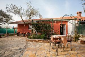 a table and chairs in front of a house at Casa Terren Grande in Rovinj