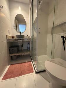 a bathroom with a sink and a shower with a mirror at Apto Completo, 3min Estação Higienópolis Mackenzie Consolação in Sao Paulo