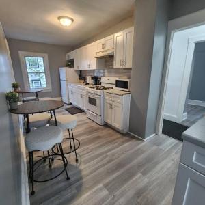 Dapur atau dapur kecil di Bus Train 2 NYC Spacious 4BR SH