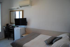 Postel nebo postele na pokoji v ubytování Hôtel Azur