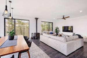 Posezení v ubytování Mainbreak Dunsborough Stylish Coastal Retreat