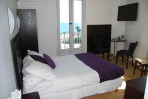 Postel nebo postele na pokoji v ubytování Hôtel Azur