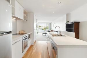 Η κουζίνα ή μικρή κουζίνα στο Uptown The Mount at Algarve Apartments