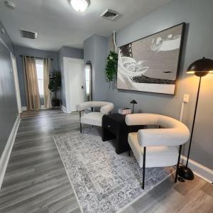 Posezení v ubytování Private Bedroom w Shared Space A