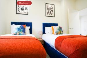 two beds sitting next to each other in a bedroom at 2 Bedroom Apartment By Littlepiggyrentals Short Lets & Serviced Accommodation Stevenage With Free Parking, Gym & Roof Garden in Stevenage