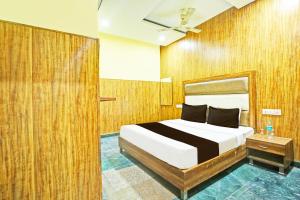 Ένα ή περισσότερα κρεβάτια σε δωμάτιο στο Hotel O J&B +20 φωτογραφίες