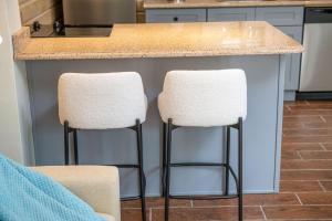 Photo de la galerie de l'établissement King Bed Step to Madeira Beach Heated Pool Private, à St. Pete Beach