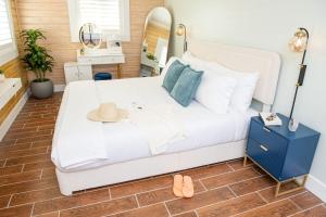 Photo de la galerie de l'établissement King Bed-Step to Madeira Beach-Heated Pool-Private, à St. Pete Beach