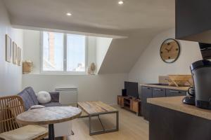 a living room with a couch and a table at Le Naturel, Cocon Calme au Centre-ville in Montargis