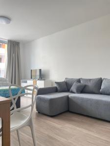 ein Wohnzimmer mit Sofa und Tisch in der Unterkunft Harmony106 in Prag