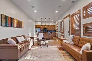 Χώρος καθιστικού στο Reno Basecamp 2 King Suites, Walk to Food and Fun