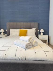 a large bed with two towels on top of it at Casa de Vacanta Cris in Băile Olăneşti