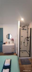 ein Badezimmer mit einem Bett, einer Dusche und einem Waschbecken in der Unterkunft Centre ville Le Touquet, Villa familiale Villa familiale 3 grandes chambres, terrasse, intimité et Confort in Le Touquet-Paris-Plage + 53 Fotos