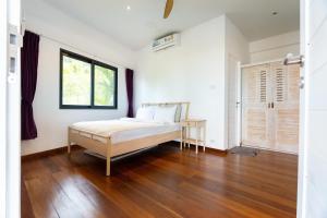 a bedroom with a bed and a window at House of Rising Sun in Thong Nai Pan Noi