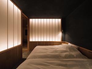 una camera da letto con un letto e due finestre di Toemon-湯右衛門- a Kyotango