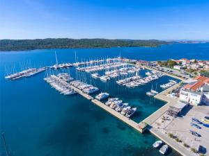 Una vista aérea de un puerto deportivo con barcos en el agua. en Villa Mare Pirovac, en Pirovac
