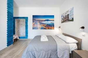 ピモンテにあるBed And Breakfast Il Ceppo Wildのベッドと壁に絵が飾られた寝室