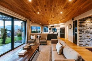 Χώρος καθιστικού στο Te Moana - Lake Views - Sleeps 7 - Wanaka