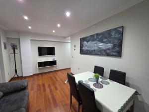 a living room with a table and a couch at Magnífico alojamiento cerca de Mezquita catedral in Córdoba