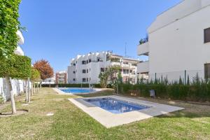 una piscina en un patio al lado de un edificio en Breathtaking Penthouse Las Azaleas, en Torrox
