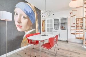 un comedor con una pintura de una mujer con cabeza en Breathtaking Penthouse Las Azaleas, en Torrox