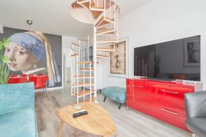 sala de estar con armario rojo y TV en Breathtaking Penthouse Las Azaleas, en Torrox