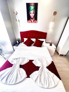 Una cama o camas en una habitación de Taksim The Capital Center Hotel