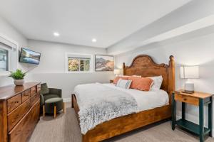 Una cama o camas en una habitación de Matterhorn Haven LUXE Vail Retreat w Hot Tub