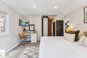 Una televisión o centro de entretenimiento en Matterhorn Haven LUXE Vail Retreat w Hot Tub