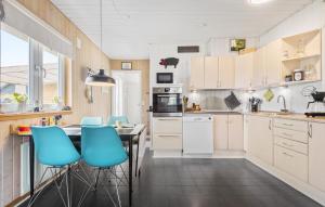 Køkken eller tekøkken på 2 Bedroom Beautiful Home In Hemmet