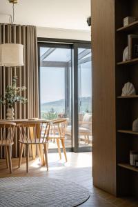 una sala da pranzo con tavolo e vista di Osada Tabaszowa a Tabaszowa