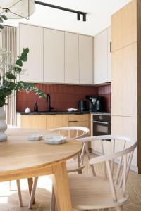 una cucina con tavolo e sedie in legno di Osada Tabaszowa a Tabaszowa